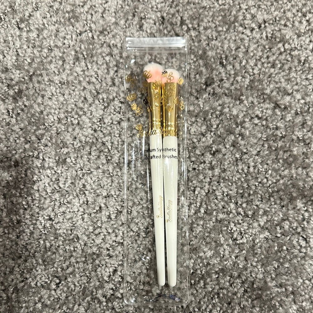 Sadia Slayy Gold and White Makeup Brushes